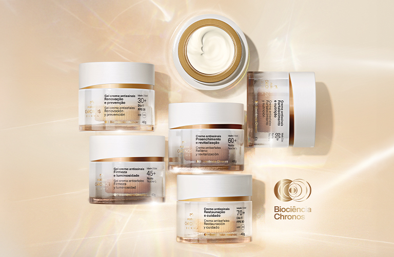 Foto con fondo beige iluminado. En el centro, cinco frascos de crema de la línea Chronos organizados en diferentes ángulos. A la derecha, el logo "Biociencia Chronos" en dorado.